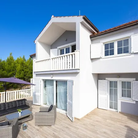 Villa Lea With A Beautiful View And Swimming Pool-3